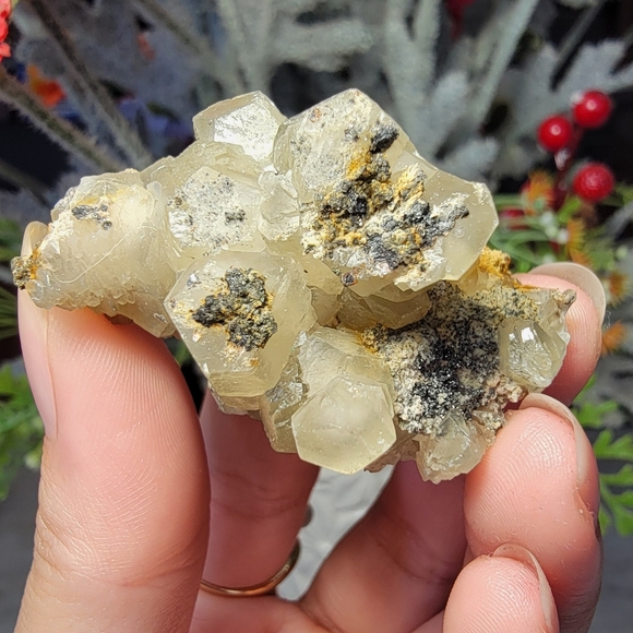 NEW 1.82" x 1.23" TOWER SHAPED CALCITE - Picture 1 of 4